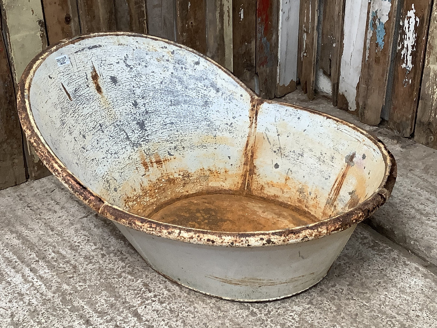 Interesting Vintage Rustic Old Tin Metal Shaped Wash Bath Tub 1'6"H 2'2" W