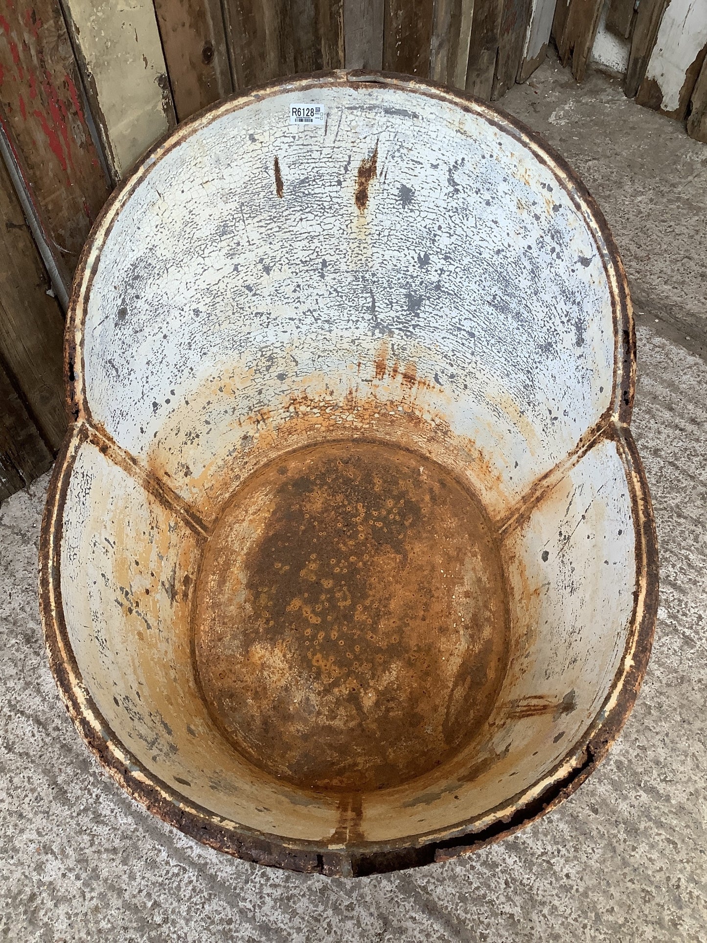 Interesting Vintage Rustic Old Tin Metal Shaped Wash Bath Tub 1'6"H 2'2" W