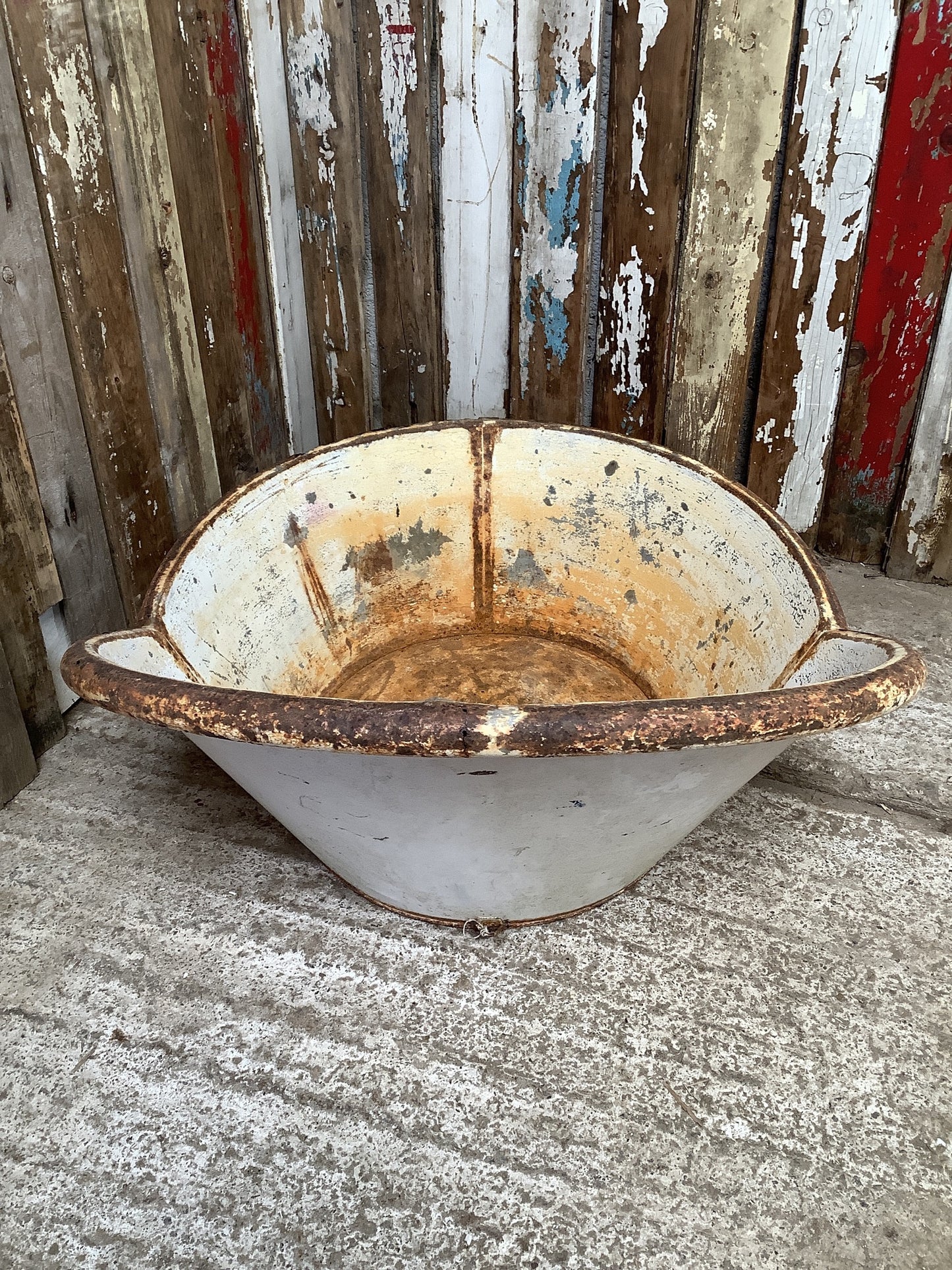 Interesting Vintage Rustic Old Tin Metal Shaped Wash Bath Tub 1'6"H 2'2" W