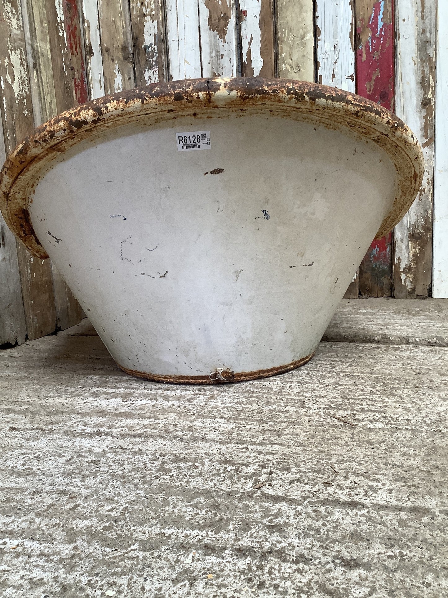 Interesting Vintage Rustic Old Tin Metal Shaped Wash Bath Tub 1'6"H 2'2" W