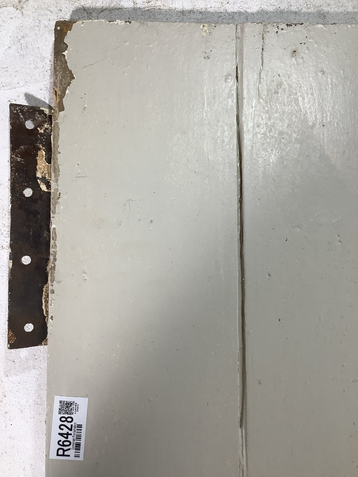 12th Picture showing t hinge and flaking paint