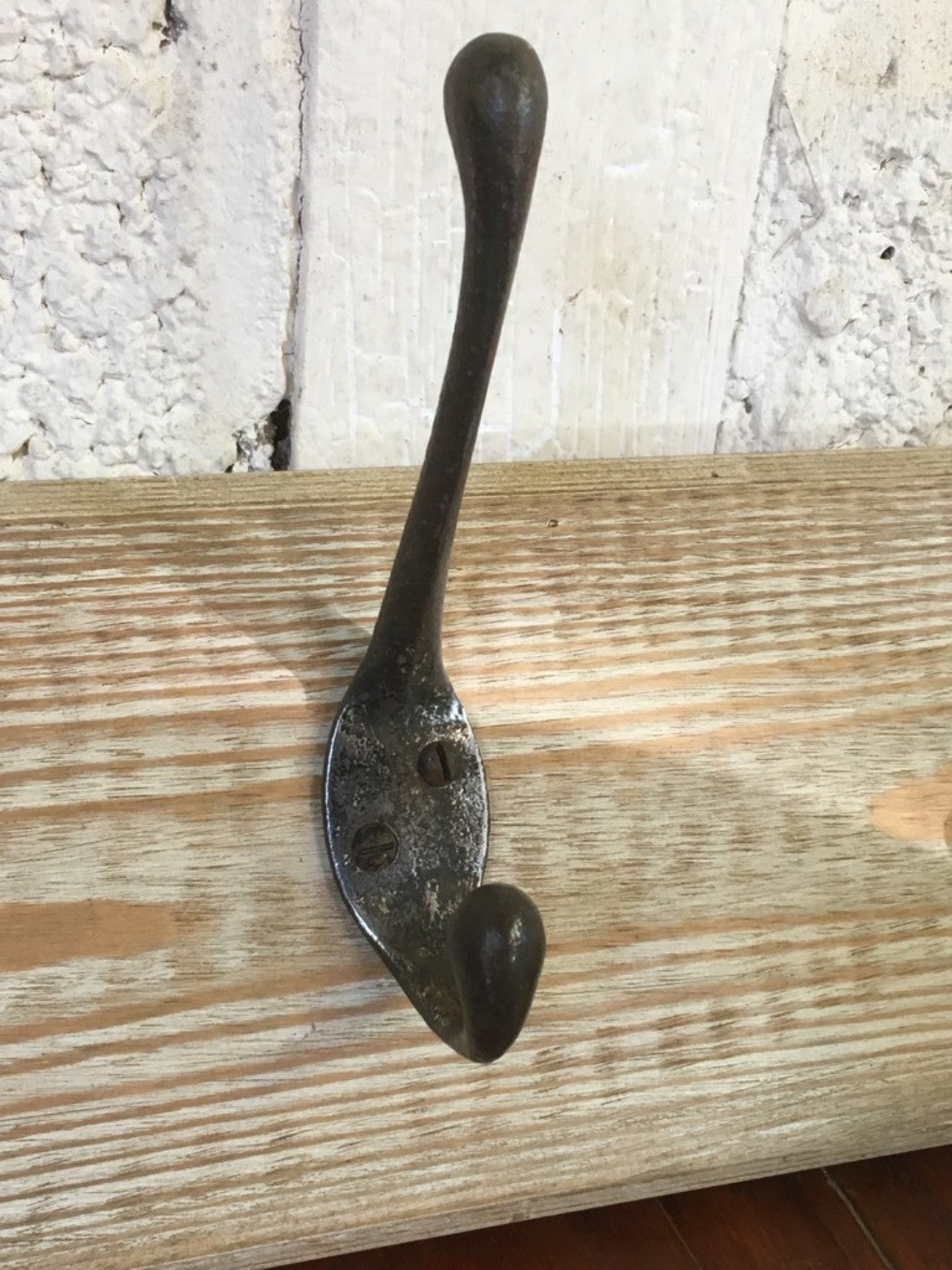 23 7/8” X 5 5/8” Lovely Old Reclaimed Pine Rack Of 3 Cast Iron Single Coat Hooks
