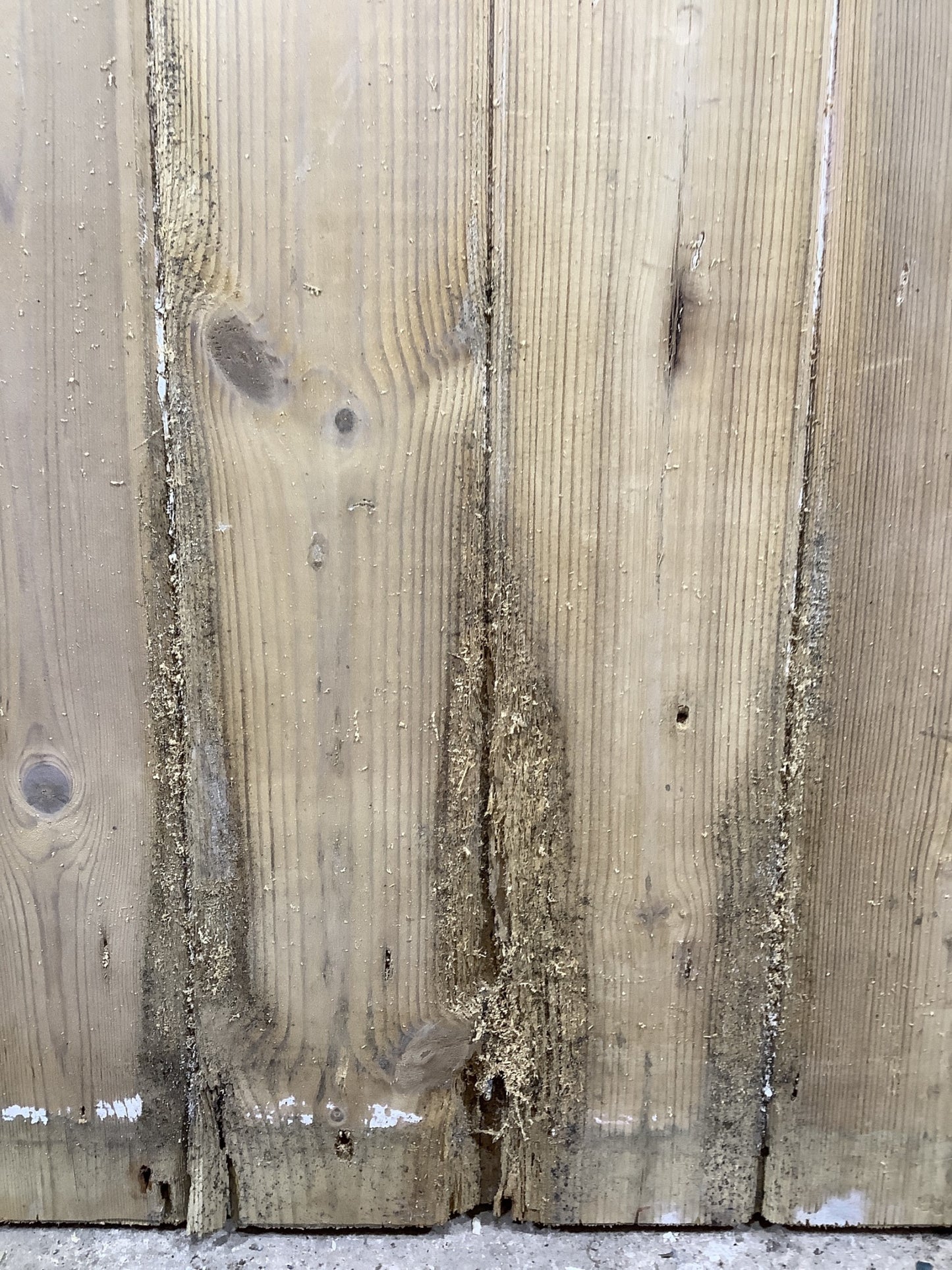 4th Picture showing damage at the bottom