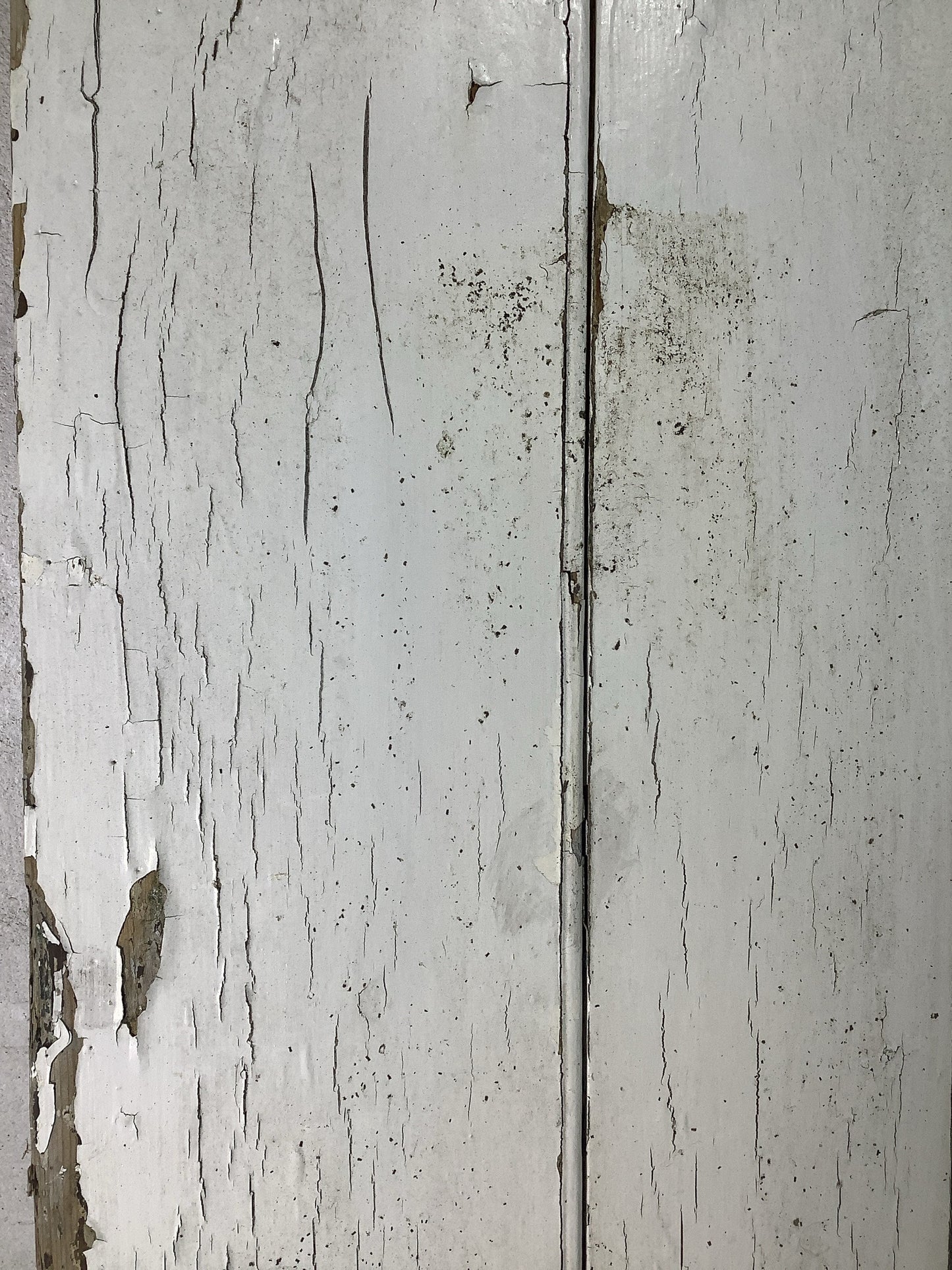 5th picture showing flaking paint