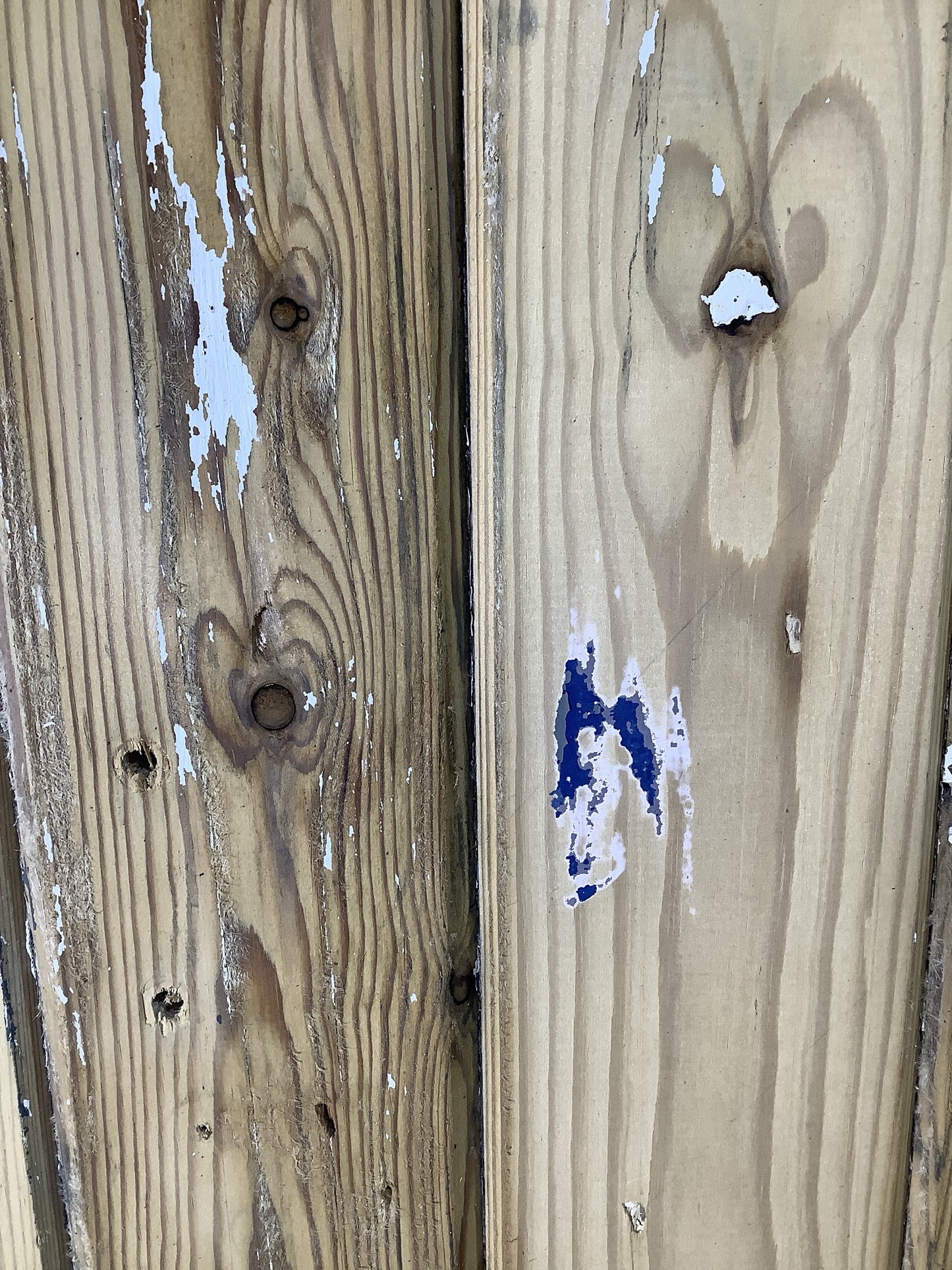 6th Picture showing some old blue paint