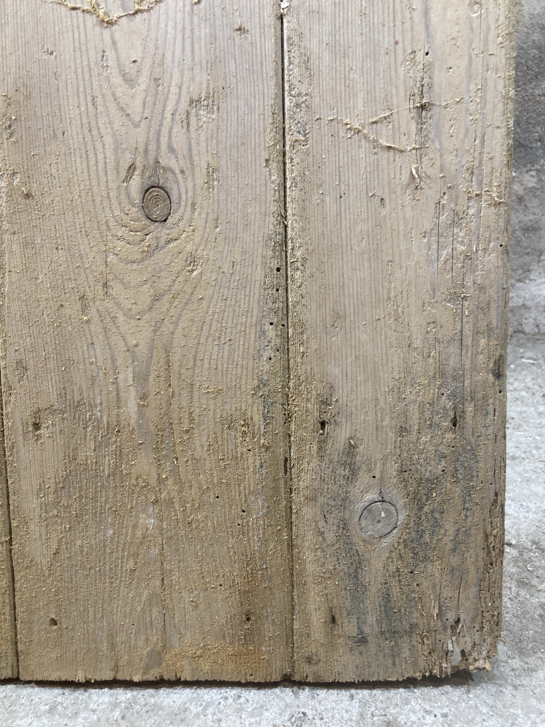 4th Picture showing worn away corner