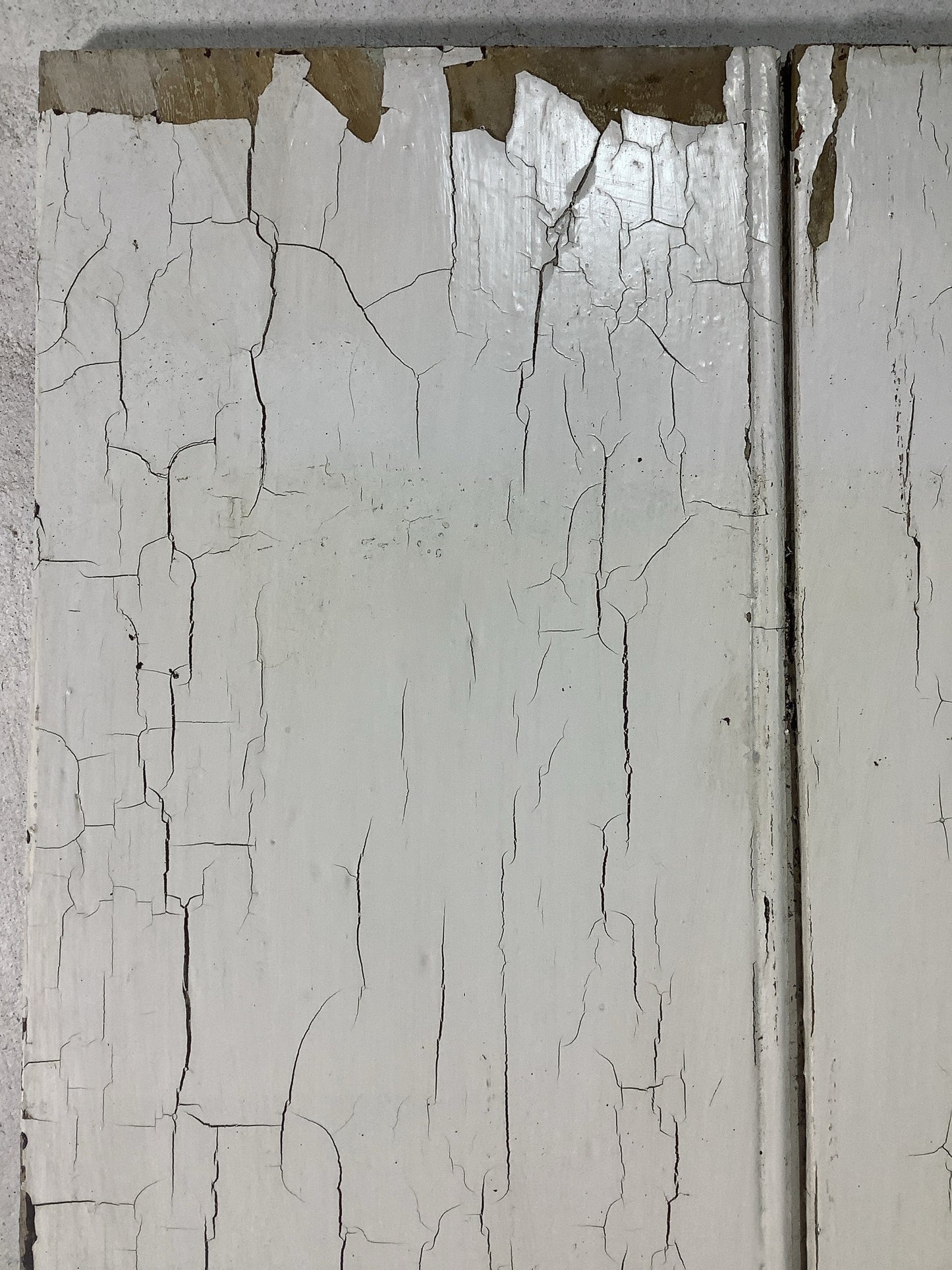 5th picture showing flaking paint