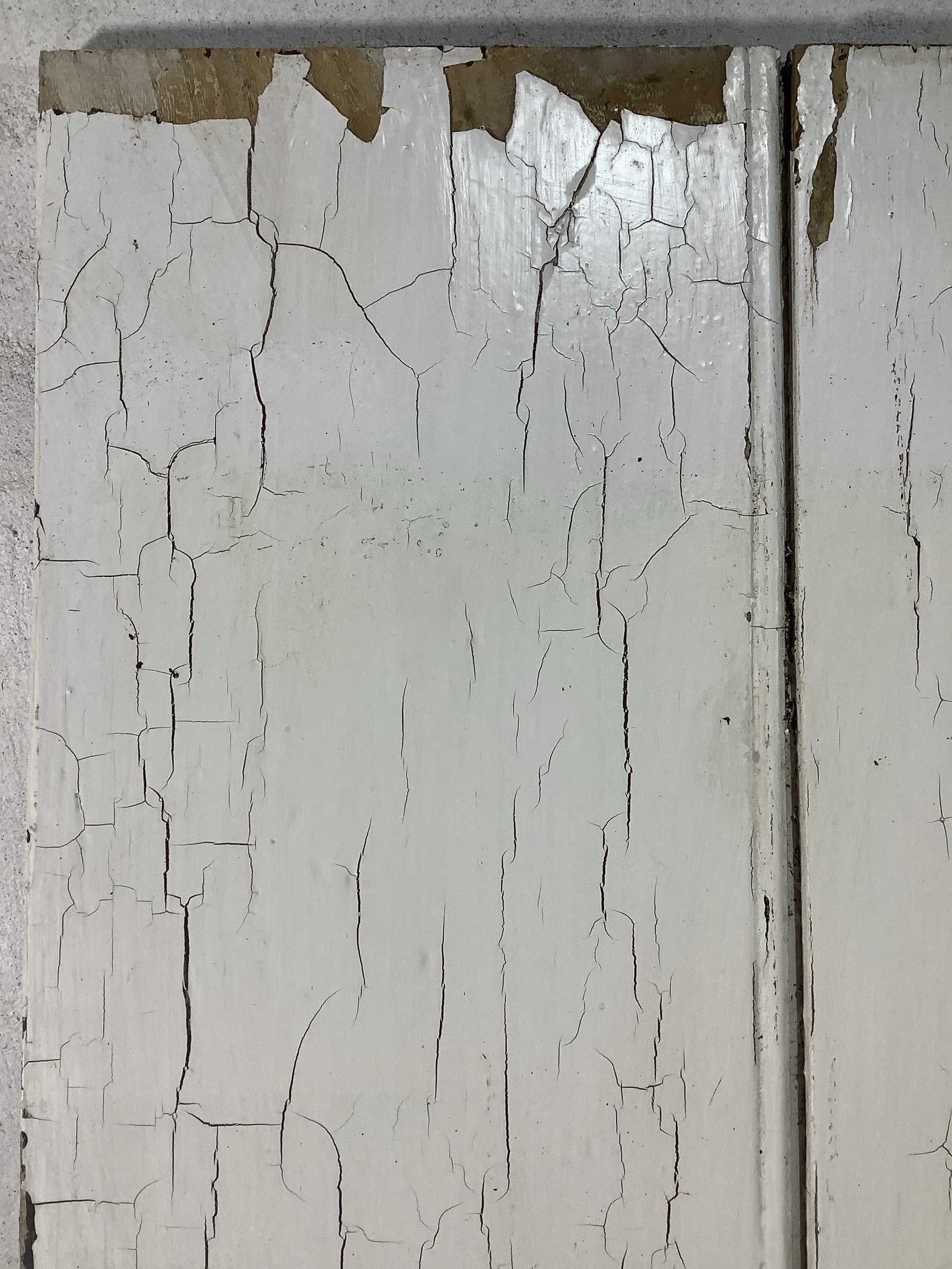 5th picture showing flaking paint